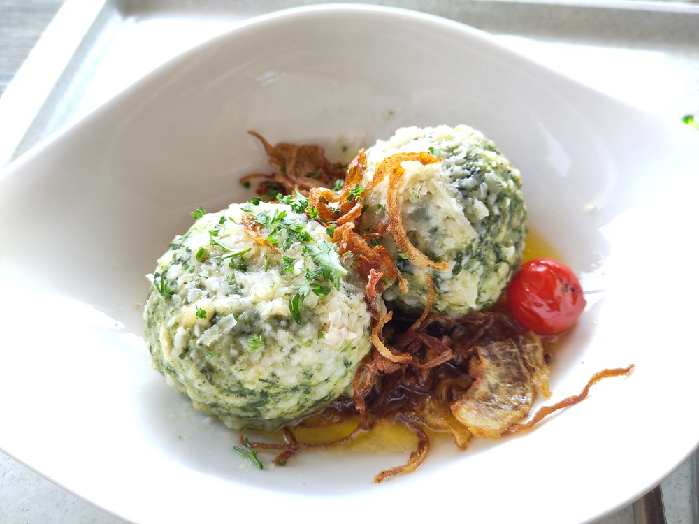 Spinatknödel in Buttersoße mit Röstzwiebeln