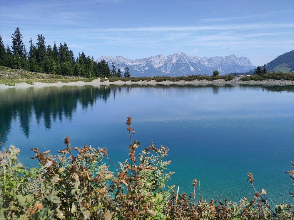 Speichersee mit Spiegelung der Berge